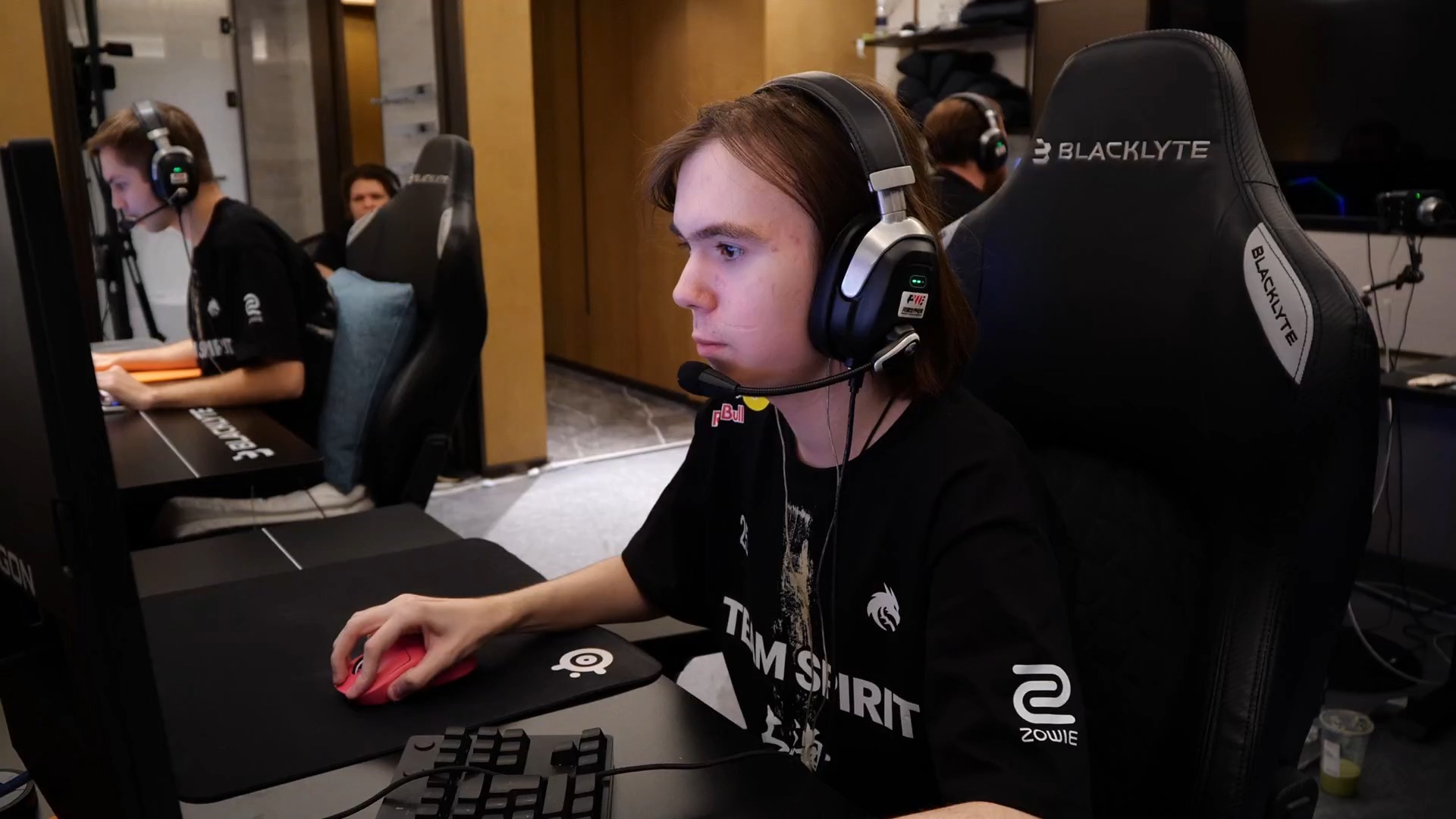 的表现不仅 的表现不仅